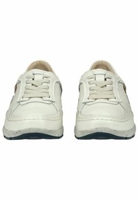 Hvide lædersneakers med tekstureret overflade, rund tå, snørebånd og kontrastfarvet gummisål. Minimalistisk stil med subtile detaljer.