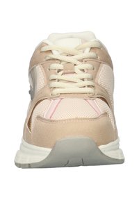 Lichtroze en beige sportshoe met een bovenwerk van suède en mesh, ronde teen, platte veters en een gestructureerde rubberen zool. Eenvoudig ontwerp met accentdetails.