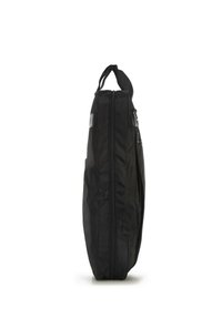 Zaino nero dal design elegante, realizzato in tessuto resistente, con una maniglia superiore e una tasca laterale con zip per riporre gli oggetti.