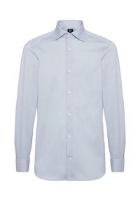 Camisa de botones azul claro hecha de tela suave, con cuello extendido, mangas largas y botones blancos. Puños rectos y sin patrones.