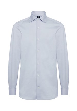 Vaaleansininen napillinen paita, joka on valmistettu sileästä kankaasta, levitettävällä kauluksella, pitkillä hihoilla ja valkoisilla nappeilla. Suorat hihansuut ja ilman kuvioita.