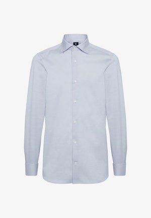 Camisa de botones azul claro hecha de tela suave, con cuello extendido, mangas largas y botones blancos. Puños rectos y sin patrones.
