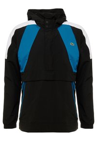 Czarna bluza z kapturem. Posiada niebieskie i białe akcenty w formie paneli, kieszenie zapinane na suwak oraz małe haftowane logo na piersi.