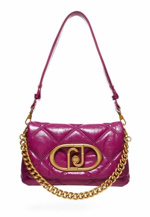 Glänzende, gesteppte violette Lederhandtasche mit goldfarbenem ovalem Verschluss und dicker goldener Kette, mit schmalem passenden Schulterriemen.