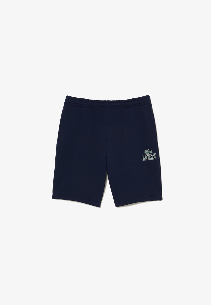 Pantalones cortos casuales azul marino con cintura elástica y logo de Lacoste que presenta un pequeño cocodrilo verde y texto en la pierna izquierda.
