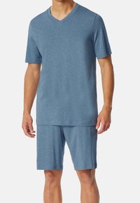 Blauer V-Ausschnitt-T-Shirt und passendes Shorts-Set aus leichtem, weichem Material. Kurzärmlig und lässig geschnitten, geeignet für Freizeitaktivitäten.