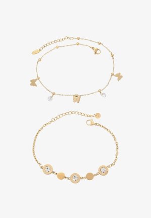Twee armbanden in goudkleur: één met vlindertempels en kristalaccenten, de andere met ronde en kristalversieringen.