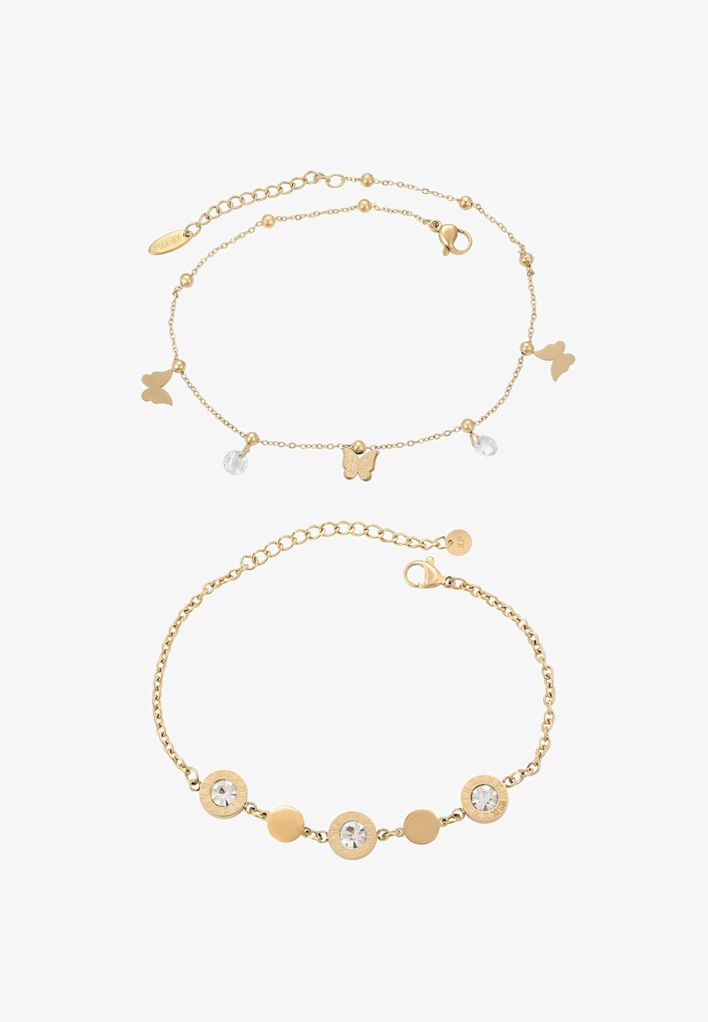 To guldtone-armbånd: et med sommerfuglecharms og krystaldetaljer, det andet med cirkulære og krystalpynt.
