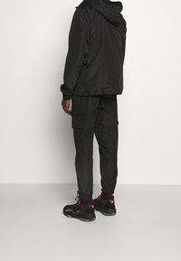 New Era Windbreakers - black
