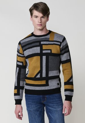Suéter de punto con un patrón geométrico en gris, negro y mostaza. Cuello redondo y mangas largas. Textura suave.
