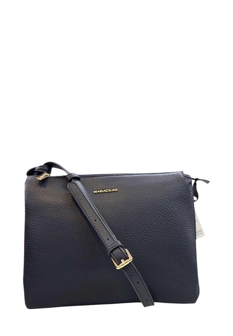 Borsa crossbody in pelle nera a ciottoli con tracolla regolabile e accessori in oro. Presenta una chiusura con zip e un logo impresso sulla parte anteriore.