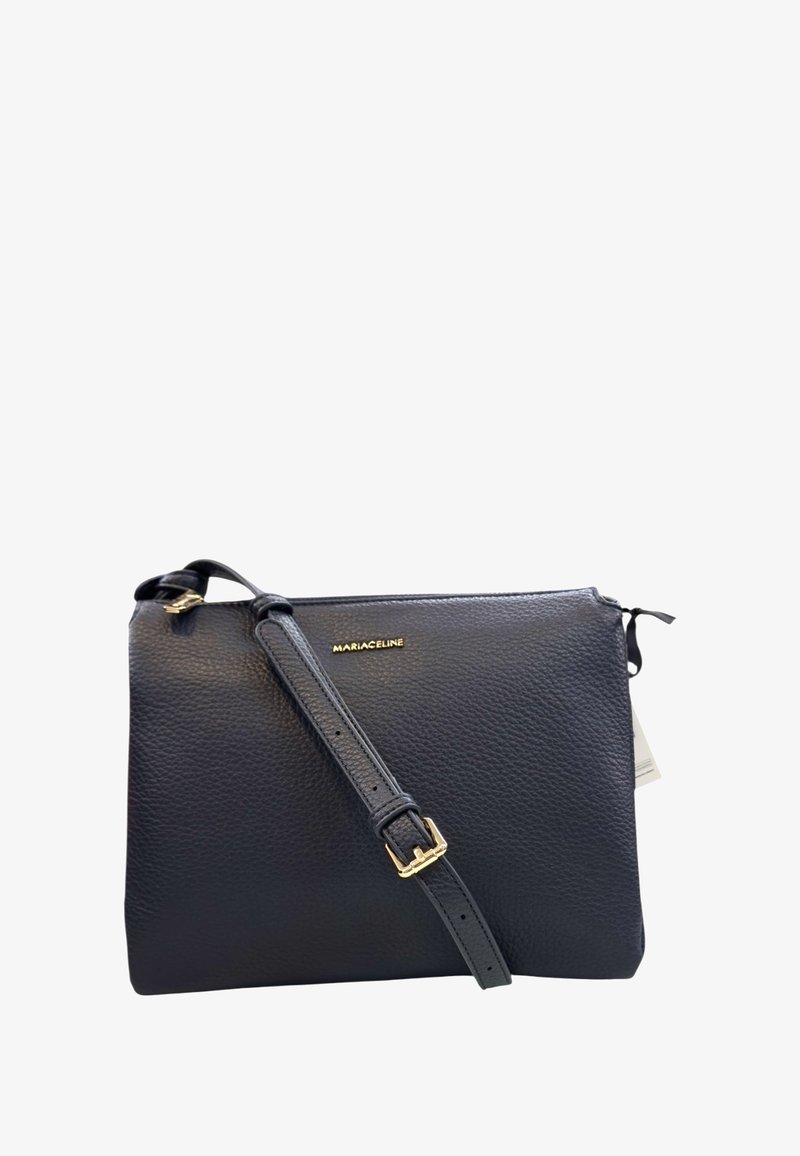 Borsa crossbody in pelle nera a ciottoli con tracolla regolabile e accessori in oro. Presenta una chiusura con zip e un logo impresso sulla parte anteriore.