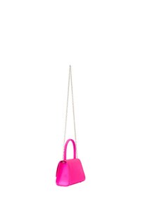 Pink syntetisk håndtaske med en struktureret form, kort hank og en lang metallisk kædestrop; glat tekstur og minimalistisk design.