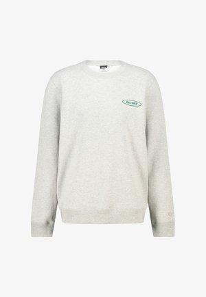 Sweatshirt léger gris avec col rond, doté de poignets et d'ourlet côtelés. Il arbore un logo brodé vert sur la poitrine, indiquant "Est. 1989". Matériel en mélange de coton.