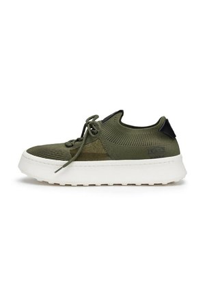 Groene gebreide sneakers met een dikke witte zool, ronde veters en een zwart accent op de hiel; textuur bovenkant met een sportief ontwerp.