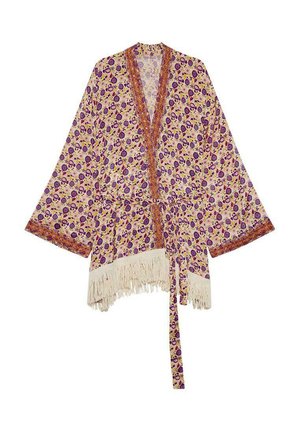 Chaqueta estilo kimono con un patrón floral en púrpura y amarillo, con un dobladillo de flecos y un cierre de lazo. Hecha de tela ligera.