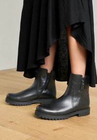 Nepasirinkta, schwarz