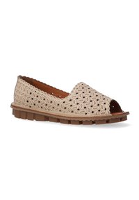 Chaussure slip-on beige perforée avec un bout ouvert rond, motif texturé et semelle en caoutchouc présentant un design rainuré.