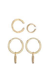 Set di orecchini in metallo color oro che include due orecchini a cerchio con pendente a disco e due orecchini a cuffia texturizzati di dimensioni diverse.