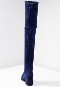 Navyblaue Overknee-Stiefel aus Wildleder mit einem Blockabsatz und einer Kordelzugverschluss oben für eine verstellbare Passform.