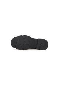 Suola di scarpa in gomma nera con motivo di battistrada segmentato, che mostra forme geometriche e una presa strutturata, isolata su sfondo bianco.