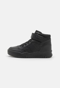 Zwarte high-top sneaker van synthetisch leer met een gestructureerde afwerking, voorzien van een klittenbandsluiting en geperforeerde accenten voor ademend vermogen.
