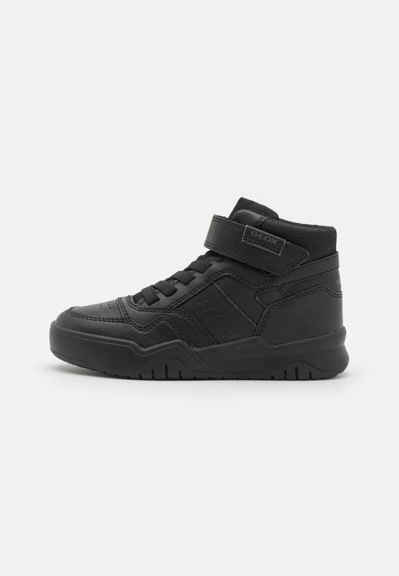 Zwarte high-top sneaker van synthetisch leer met een gestructureerde afwerking, voorzien van een klittenbandsluiting en geperforeerde accenten voor ademend vermogen.
