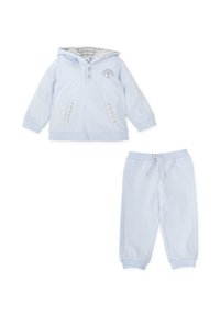 Sudadera azul claro con capucha y forro de cuadros, acompañada de pantalones ligeros a juego con cintura elástica y dos bolsillos frontales.
