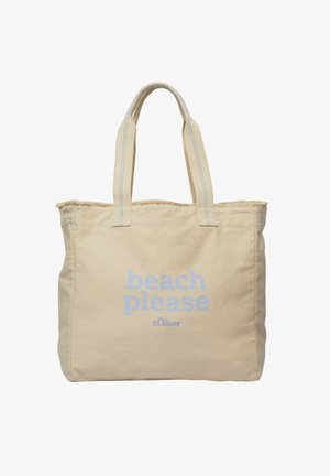 Leichte beigefarbene Canvas-Tasche mit dem Aufdruck "beach please" in Hellblau. Besitzt robuste Tragegriffe und einen ausgefransten oberen Rand für Textur.