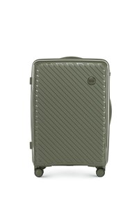 Valigia dura verde con scanalature diagonali e un logo rotondo. Dotata di quattro ruote per la mobilità e di una maniglia superiore per un facile trasporto.