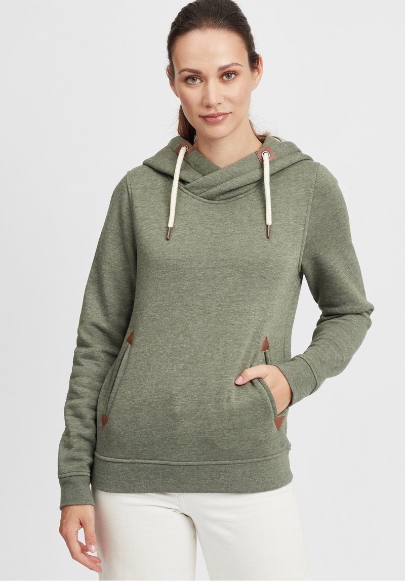 Olivengrønn hettegenser laget av teksturert stoff, med cowl-neck, snorlukking og trekantede lommedetaljer.