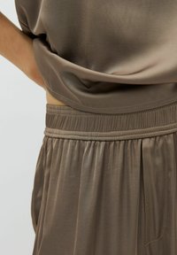 mbyM ASAKA-M - Stoffhose - cinder
