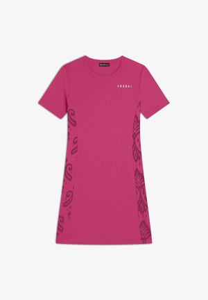 Vestito fucsia a maniche corte con orlo curvo, caratterizzato da motivi decorativi rosa scuro sui lati e un piccolo logo sul petto.