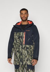 Columbia CORESHOT™ PRINTED JACKET - Casaco de esqui - greenscape/treebark/black
