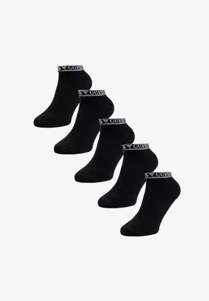 Cinq paires de chaussettes noires à la cheville avec une bordure blanche marquée "GUESS" autour des poignets, disposées en ligne diagonale sur un fond blanc.