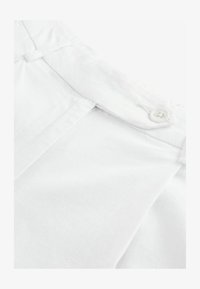 Vald, white