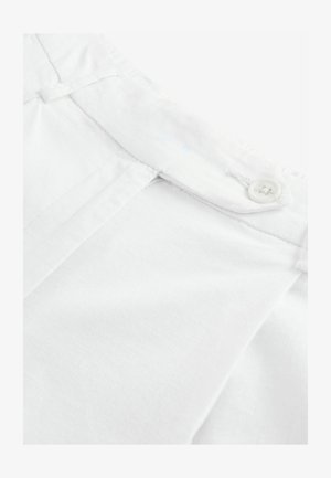 Tissu en coton blanc avec un devant plat, présentant un bouton et un petit plissé au niveau de la taille. Texture lisse, design classique.