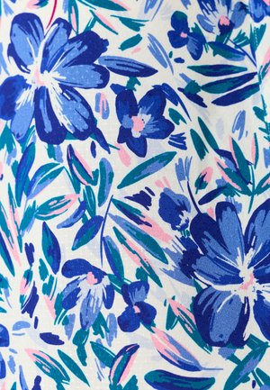 Blauw en paars bloemenpatroon met groene bladeren en roze accenten op een witte stoffen achtergrond.