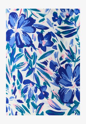 Blauw en paars bloemenpatroon met groene bladeren en roze accenten op een witte stoffen achtergrond.