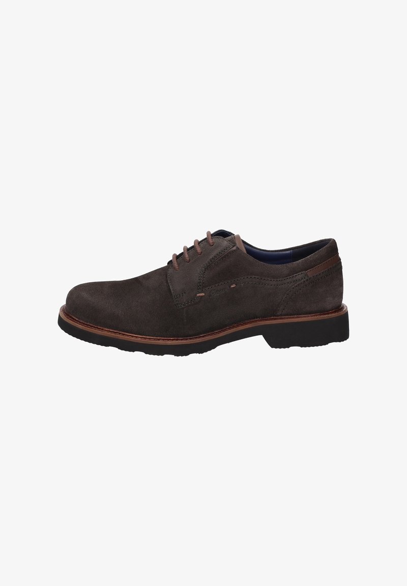 Scarpa da uomo in suede marrone scuro con lacci, suola nera e cuciture a contrasto marroni, vista laterale, isolata su sfondo bianco.