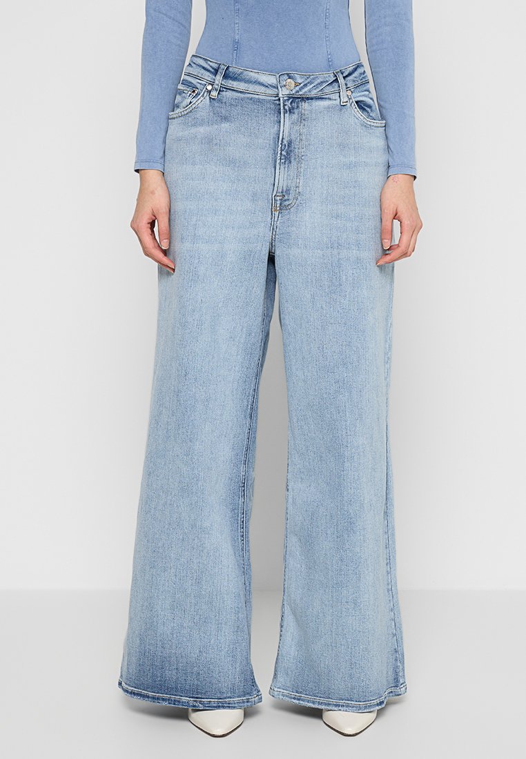 Tomorrow Flared Jeans lichtblauw Tomorrow Flared Jeans lichtblauw