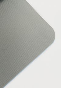 Γκρι χαλάκι με υφή κυματιστού μοτίβου, στρογγυλεμένες γωνίες και λεία επιφάνεια, σχεδιασμένο για άνεση και σταθερότητα.