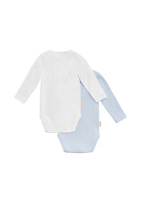 Dos bodysuits de manga larga, uno blanco y otro azul claro, hechos de una tela suave con cierres a presión en la parte inferior y pequeñas etiquetas de la marca.