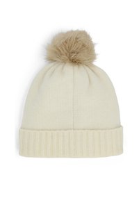 Crème gebreide beanie met geribbelde omslag, afgewerkt met een zachte beige pompon. Gemaakt van een zachte wolmix en heeft een gestructureerd patroon.
