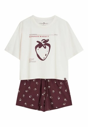 Biała koszula z krótkim rękawem z dużym brązowym nadrukiem truskawki i tekstem, zestawiona z brązowymi szortami w małe białe truskawkowe wzory.