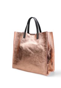 Metalen roségouden tote bag met zwarte handvatten, gemaakt van textuurmateriaal. Beschikt over een minimalistisch ontwerp en een open bovenkant voor gemakkelijke toegang.