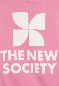 Roze katoenen t-shirt met een wit abstract logo en de tekst "THE NEW SOCIETY" in vetgedrukte hoofdletters onder het logo.