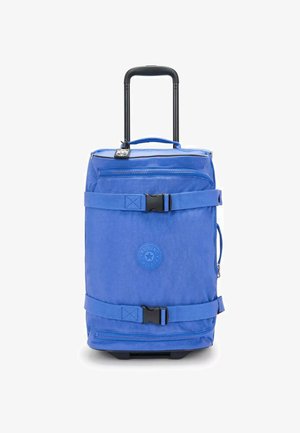 Modrý batoh na kolečkách s texturovanou látkou, vrchním madlem a nastavitelnými popruhy. Obsahuje zipovou kapsu a logo na přední straně.