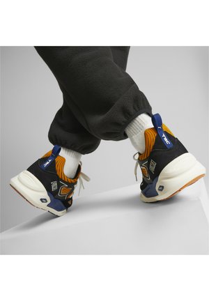 TRC BLAZE - Sneakers basse - black-orange brick