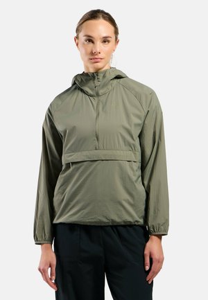 Leichte olivgrüne Kapuzenjacke mit einem halben Reißverschluss und elastischen Bündchen, ausgestattet mit einer Fronttasche und einer glatten, matten Textur.
